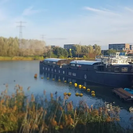 Bed & Breakfast Whole Wheelhouse Euphrate Houseboat Amsterdam
